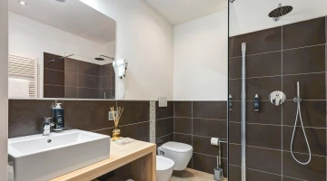 Salle de bain privée avec cabine de douche