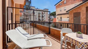 Balcon privatif avec transats, table et chaises