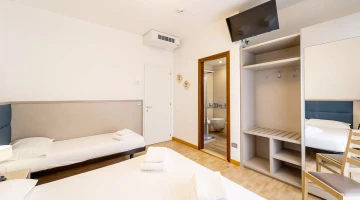 Chambre triple confort avec TV et salle de bain privée