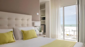 Chambre avec balcon donnant sur la mer