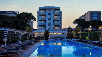 Hôtel avec piscine le soir