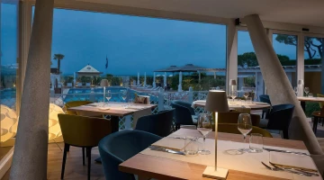 Salle de restaurant avec vue sur la piscine