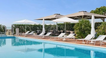 Piscine avec espace solarium