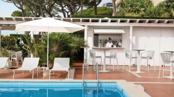 Bar au bord de la piscine