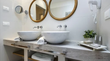 Salle de bain avec double vasque