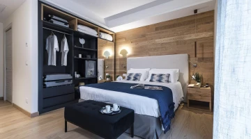 Chambre avec placard ouvert