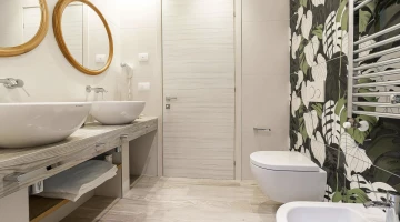 Salle de bain privée avec cabine de douche