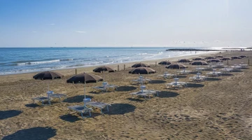 Plage privée avec parasols