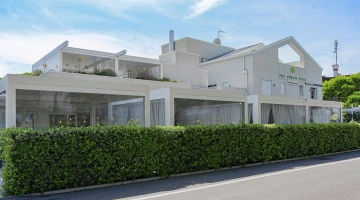 Façade de l'hôtel pendant la journée