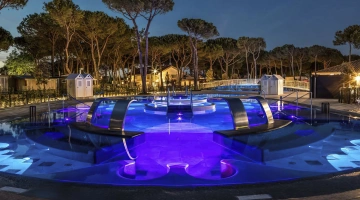Piscine nocturne au Camping Village Cavallino