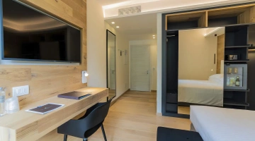 Chambre avec bureau et TV