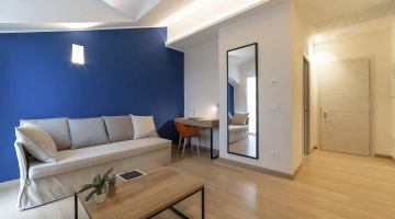 Chambre avec coin salon et canapé-lit