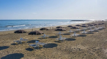 Plage privée avec parasols