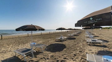 Détail des parasols de plage privés