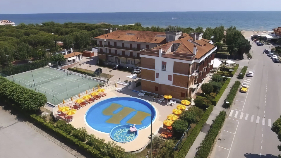 Structure avec piscine et court de tennis