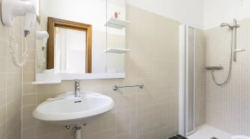 Eigenes Badezimmer mit Dusche und wandmontiertem Haartrockner