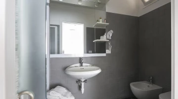 Eigenes Badezimmer mit Duschkabine und wandmontiertem Haartrockner