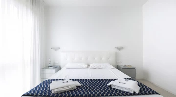 Schlafzimmer mit Doppelbett