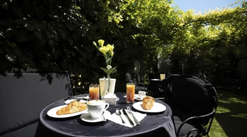Frühstück im Garten serviert