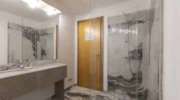 Privates Badezimmer mit Duschkabine