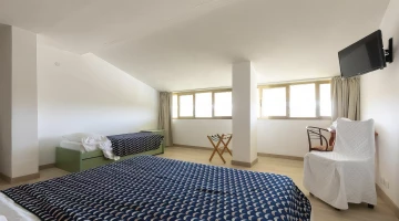 Dreibettzimmer mit TV