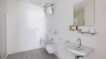 Privates Badezimmer mit Duschkabine