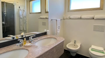 Privates Badezimmer mit Duschkabine