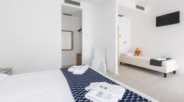 Dreibettzimmer mit TV
