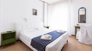Doppelzimmer mit Schreibtisch