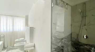 Privates Badezimmer mit Dusche