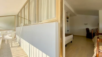 Zimmer mit möbliertem Balkon