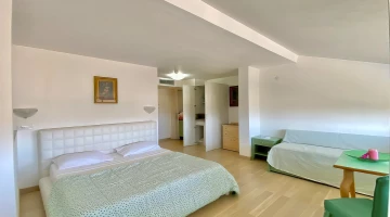 Familienzimmer mit Kochnische