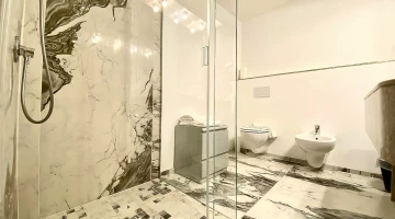 Privates Badezimmer mit Duschkabine