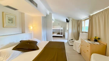 Vierbettzimmer mit Etagenbetten