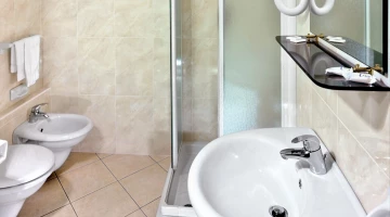 salle de bain avec douche et sèche-cheveux