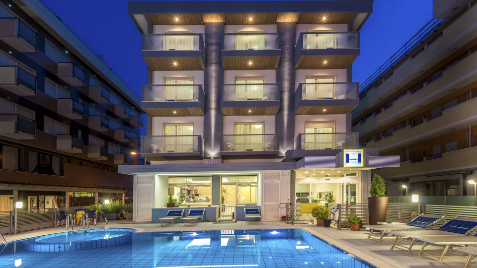 Exterior - swimming pool