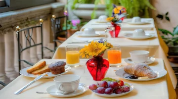 Salle aménagée pour le petit déjeuner