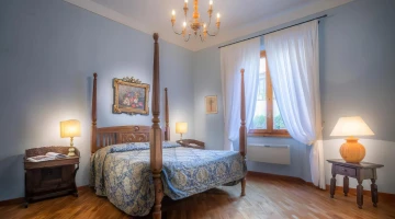 Suite junior avec lit à baldaquin en bois