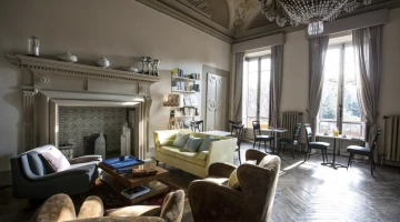 Salle du 19ème siècle avec parquet et fresques