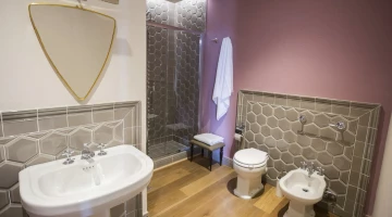 Salle de bain privée avec cabine de douche