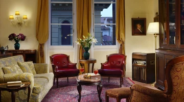 Salotto comune con arredi classici