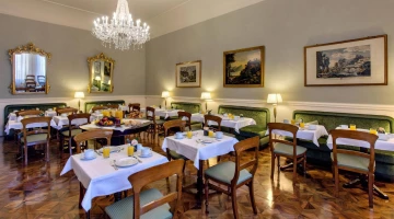 Tavolini nella sala della colazione