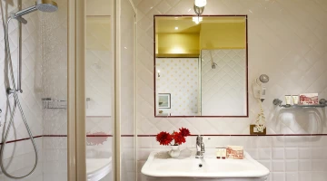 Bagno con doccia e asciugacapelli