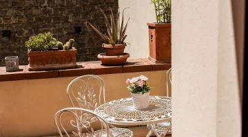 Terrasse avec table et chaises
