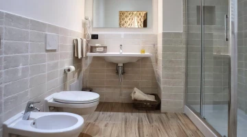 Salle de bain privée avec cabine de douche