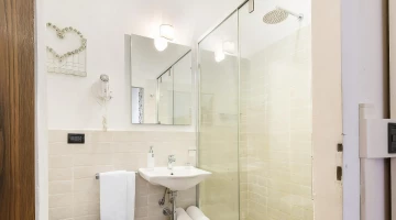 Salle de bain avec douche et set de courtoisie