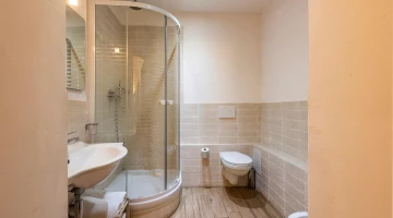 Salle de bain avec cabine de douche d&#39;angle