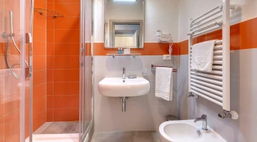 Bagno privato con ampio box doccia