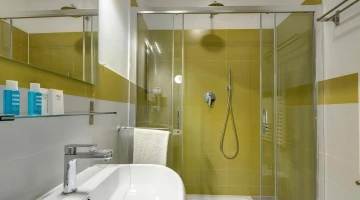 Bagno privato con box doccia, asciugacapelli e set di cortes