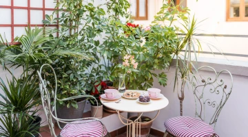 Terrazza allestita per la colazione